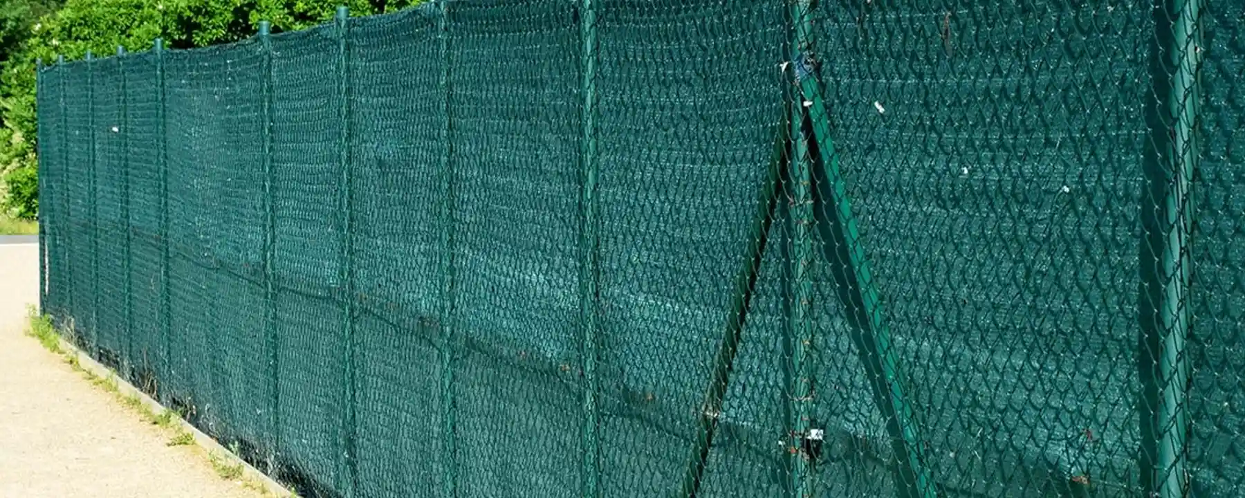 Windscreen and privacy screen installed on a temporary fence