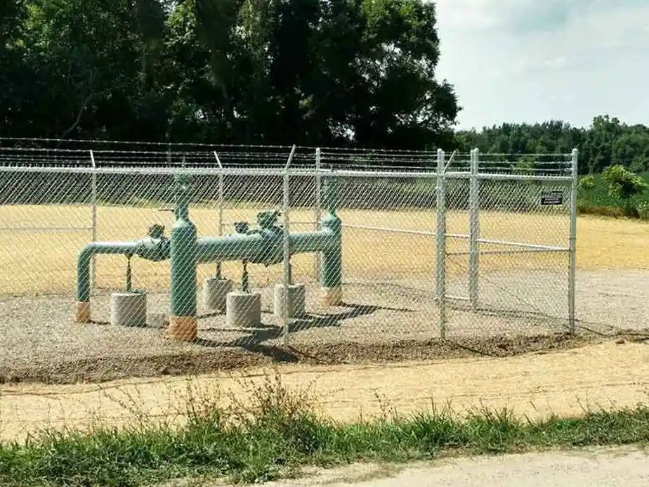 ROW maintenance and pipeline crew on site